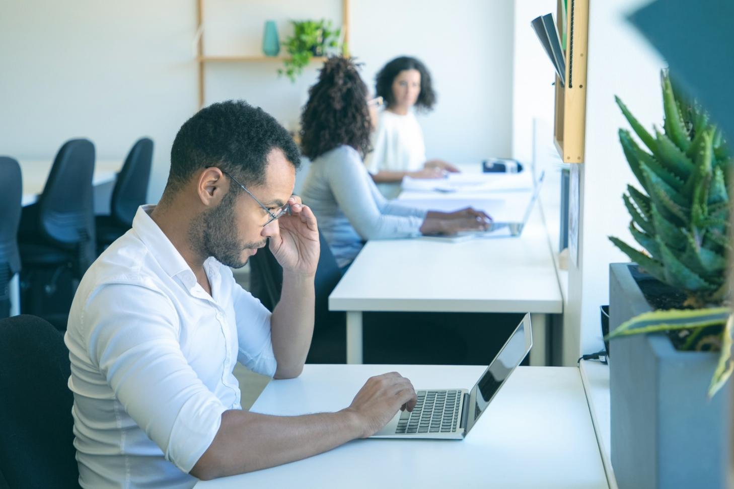 Estudiantes analizando datos financieros
