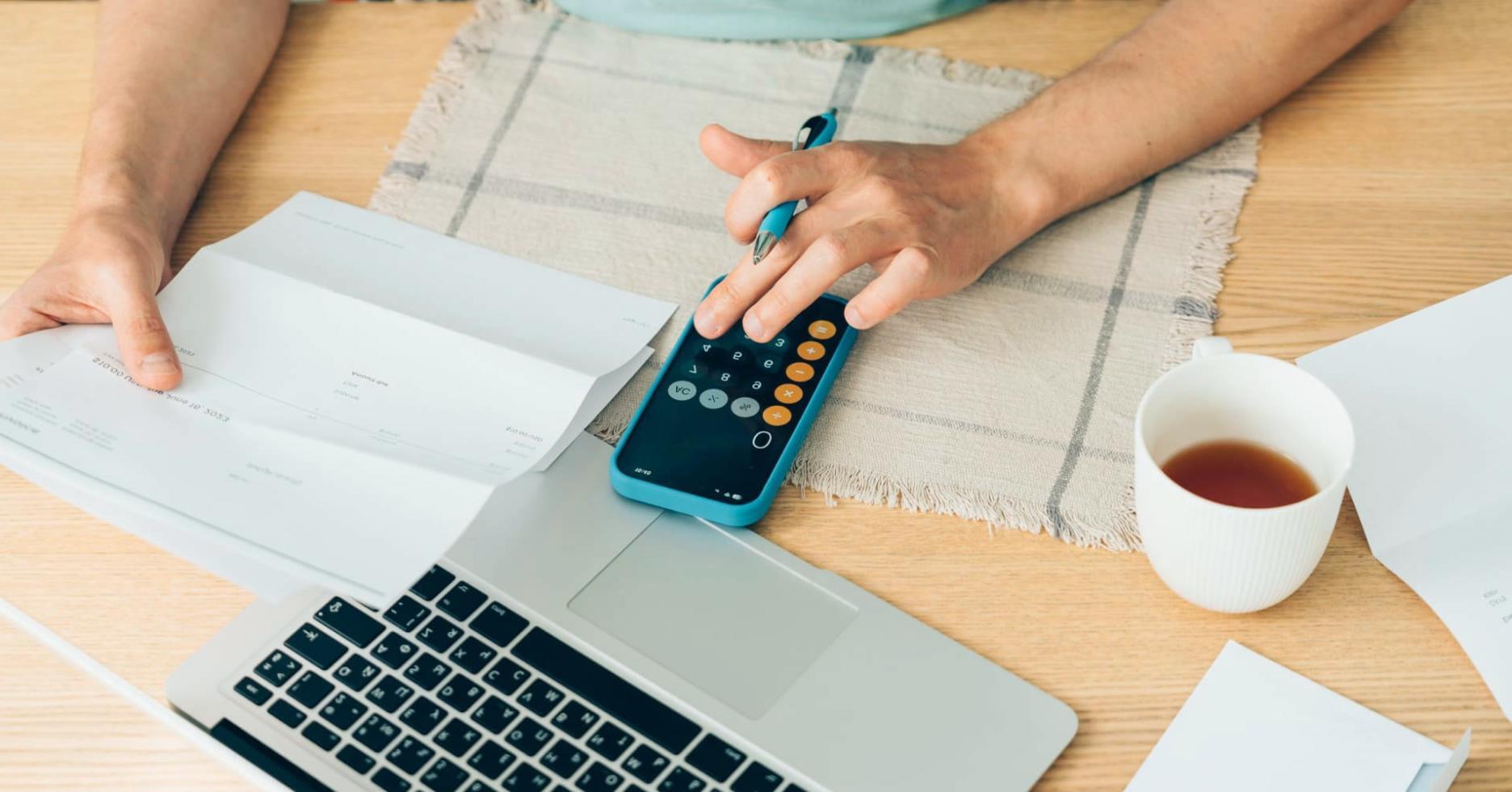 Equipo trabajando en análisis financiero