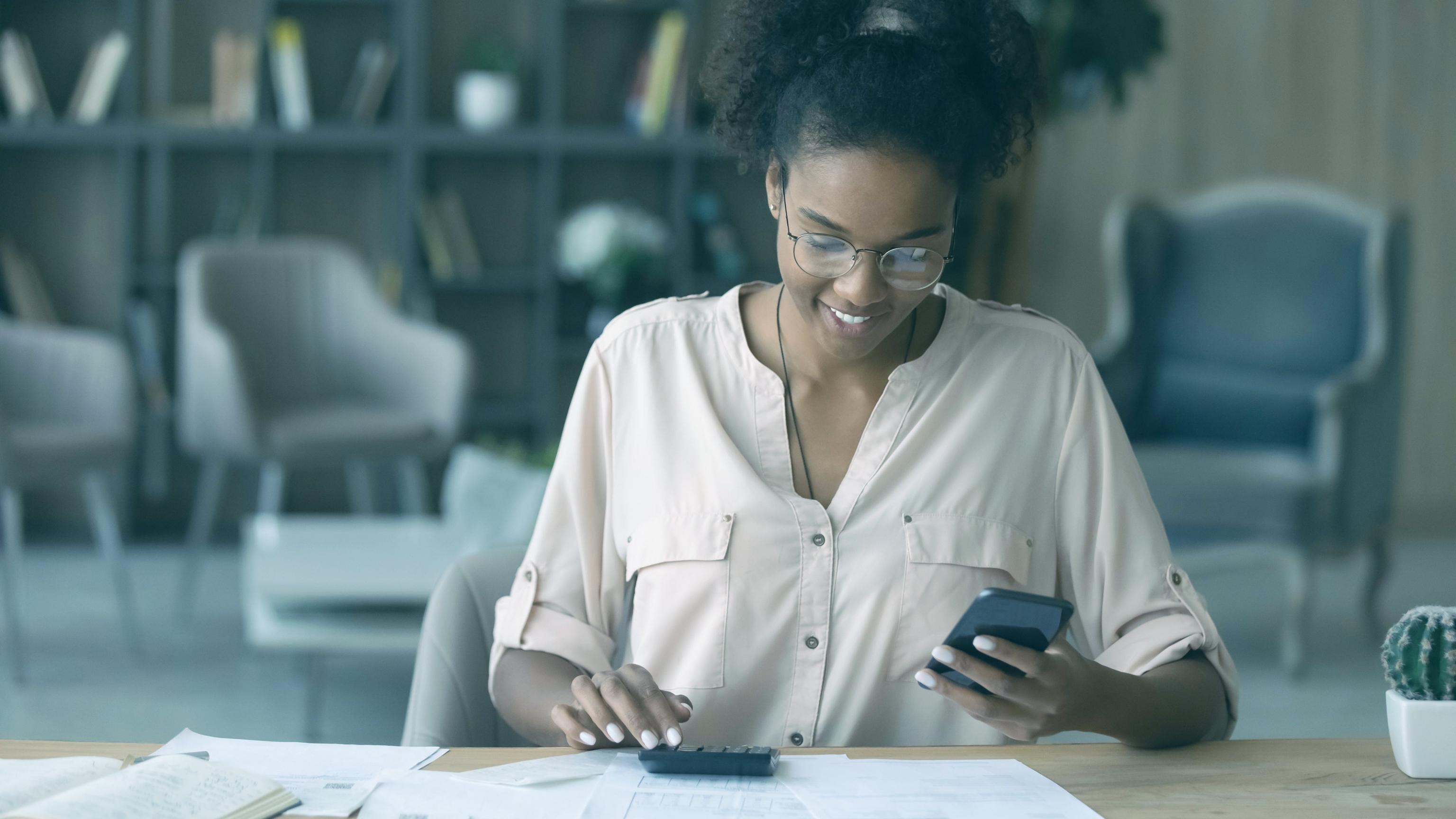 Estudiantes colaborando en análisis